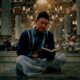 Pimpinan Redaksi Sindoraya.com sedang membaca Al-Qur'an dan berdoa memohon ampunan di masjid saat Ramadhan.