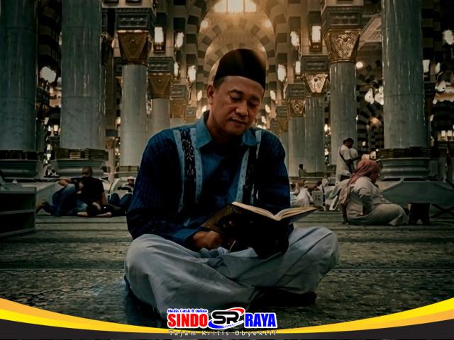Pimpinan Redaksi Sindoraya.com sedang membaca Al-Qur'an dan berdoa memohon ampunan di masjid saat Ramadhan.