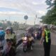 Petugas Polres Tanjung Perak mengatur arus mudik di Pos Suramadu Surabaya.