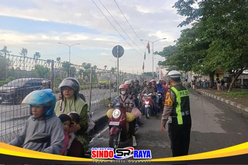 Petugas Polres Tanjung Perak mengatur arus mudik di Pos Suramadu Surabaya.