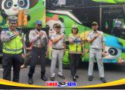 Petugas Satlantas Polrestabes Surabaya melakukan pengecekan bus Mudik Gratis Jatim 2026 sebelum keberangkatan pemudik