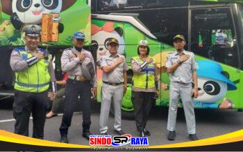 Petugas Satlantas Polrestabes Surabaya melakukan pengecekan bus Mudik Gratis Jatim 2026 sebelum keberangkatan pemudik