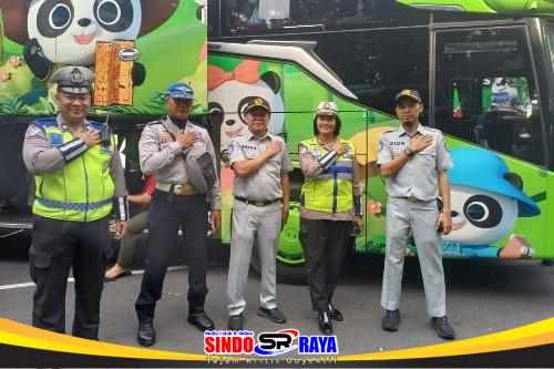 Petugas Satlantas Polrestabes Surabaya melakukan pengecekan bus Mudik Gratis Jatim 2026 sebelum keberangkatan pemudik