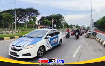 Polisi mengawal pemudik sepeda motor saat rekayasa lalu lintas di Suramadu pada puncak arus mudik Lebaran 2026