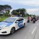 Polisi mengawal pemudik sepeda motor saat rekayasa lalu lintas di Suramadu pada puncak arus mudik Lebaran 2026