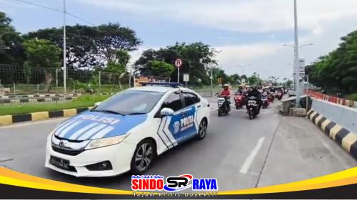 Polisi mengawal pemudik sepeda motor saat rekayasa lalu lintas di Suramadu pada puncak arus mudik Lebaran 2026