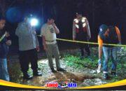 Petugas polisi melakukan olah TKP ledakan septic tank di Pamekasan yang menyebabkan balita meninggal dunia