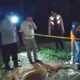 Petugas polisi melakukan olah TKP ledakan septic tank di Pamekasan yang menyebabkan balita meninggal dunia