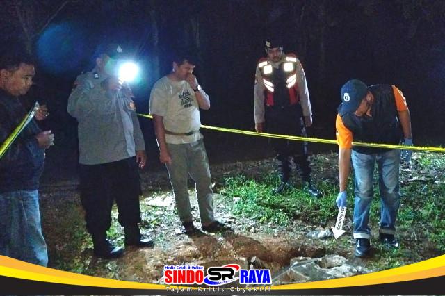 Petugas polisi melakukan olah TKP ledakan septic tank di Pamekasan yang menyebabkan balita meninggal dunia