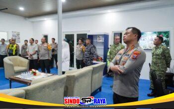 Kapolrestabes Surabaya memantau pengamanan malam takbiran Operasi Ketupat 2026 bersama TNI dan jajaran di pos pelayanan terpadu