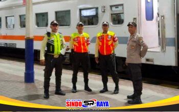 Terpantau Stasiun Bangil Masih Lengang, Polisi Polres Pasuruan Tetap Siaga