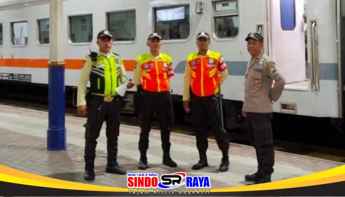 Terpantau Stasiun Bangil Masih Lengang, Polisi Polres Pasuruan Tetap Siaga
