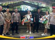 Personel Polres Pasuruan berjaga di pintu masuk Taman Safari Prigen saat libur Lebaran dengan kondisi arus pengunjung masih lancar