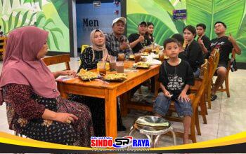 Halal bihalal Idulfitri 1447 H Surabaya, Ali Saputra dan Samsul Arifin bersama keluarga di Mie Gacoan