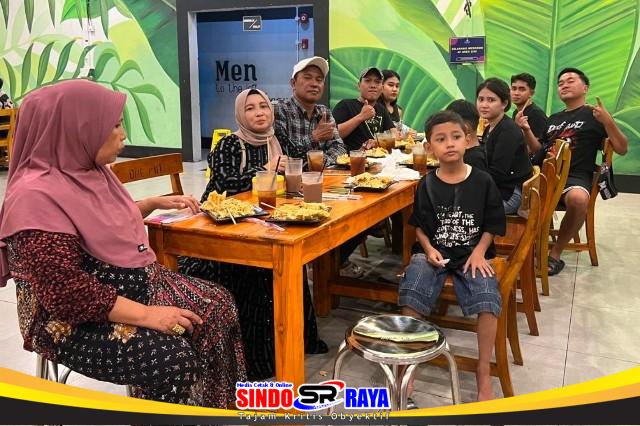 Halal bihalal Idulfitri 1447 H Surabaya, Ali Saputra dan Samsul Arifin bersama keluarga di Mie Gacoan
