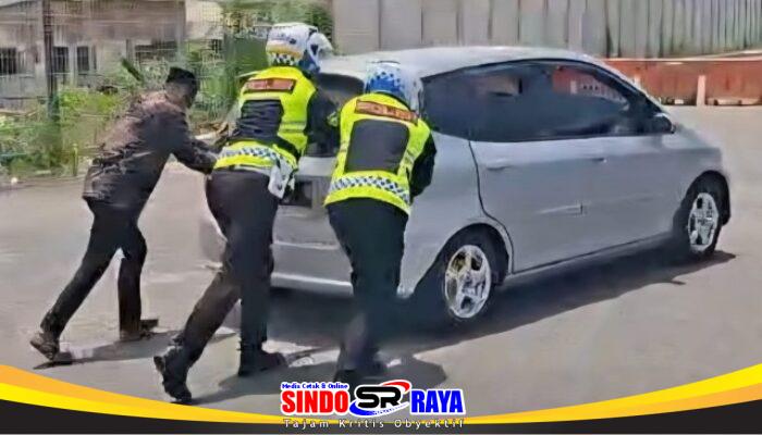 Respons Cepat Polantas Gresik Bantu Kendaraan Pemudik Mogok di Sembayat
