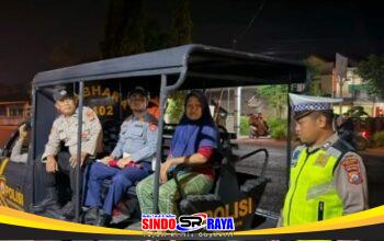 Sigap dan Humanis Polisi Bantu Pemudik yang Tersesat di Ngawi
