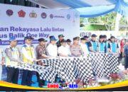 Kapolri Jenderal Listyo Sigit Prabowo membuka rekayasa lalu lintas one way nasional arus balik Lebaran 2026 di Gerbang Tol Kalikangkung Jawa Tengah