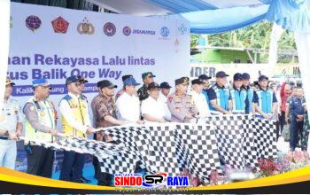 Kapolri Jenderal Listyo Sigit Prabowo membuka rekayasa lalu lintas one way nasional arus balik Lebaran 2026 di Gerbang Tol Kalikangkung Jawa Tengah