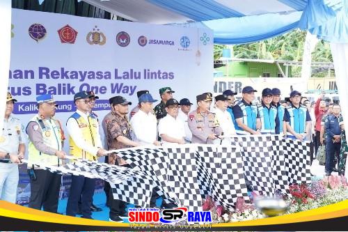 Kapolri Jenderal Listyo Sigit Prabowo membuka rekayasa lalu lintas one way nasional arus balik Lebaran 2026 di Gerbang Tol Kalikangkung Jawa Tengah