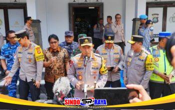 Kapolri Jenderal Listyo Sigit Prabowo memberikan keterangan pers terkait mitigasi cuaca buruk selama arus balik Lebaran 2026 di Bali