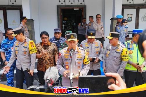 Kapolri Jenderal Listyo Sigit Prabowo memberikan keterangan pers terkait mitigasi cuaca buruk selama arus balik Lebaran 2026 di Bali