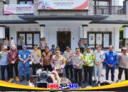 Kapolri Jenderal Listyo Sigit Prabowo meninjau kesiapan pengamanan arus balik Lebaran 2026 di Command Center ITDC Nusa Dua Bali bersama jajaran TNI Polri dan pemangku kepentingan