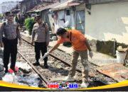 Polisi melakukan olah TKP di rel kereta api Surabaya lokasi pria terseret kereta api 30 meter saat pilah botol bekas