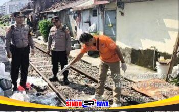 Polisi melakukan olah TKP di rel kereta api Surabaya lokasi pria terseret kereta api 30 meter saat pilah botol bekas