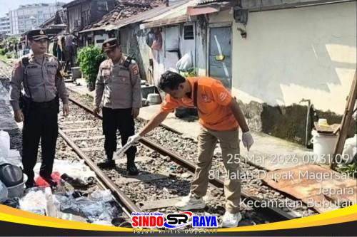 Polisi melakukan olah TKP di rel kereta api Surabaya lokasi pria terseret kereta api 30 meter saat pilah botol bekas