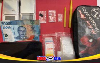 Barang bukti residivis pengedar sabu Surabaya berupa paket sabu, timbangan elektrik, plastik klip, uang tunai, dan ponsel