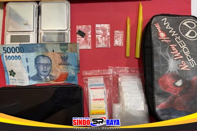 Barang bukti residivis pengedar sabu Surabaya berupa paket sabu, timbangan elektrik, plastik klip, uang tunai, dan ponsel