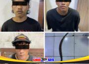 Tiga pelaku begal Jalan Dupak Surabaya yang ditangkap Unit Reskrim Polsek Bubutan beserta barang bukti celurit