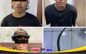 Tiga pelaku begal Jalan Dupak Surabaya yang ditangkap Unit Reskrim Polsek Bubutan beserta barang bukti celurit