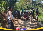 Warga Pasocen Bangkalan melakukan pengecoran jalan secara swadaya untuk memperbaiki akses vital desa