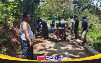 Warga Pasocen Bangkalan melakukan pengecoran jalan secara swadaya untuk memperbaiki akses vital desa