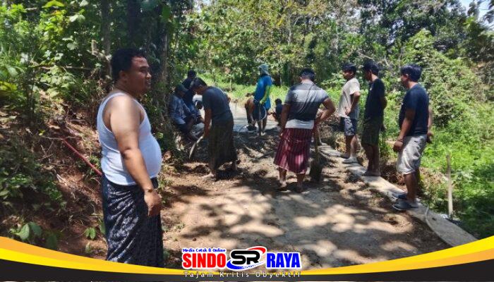 Warga Pasocen Bangkalan Cor Jalan Secara Swadaya, Akses Vital Kini Lebih Nyaman
