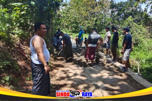 Warga Pasocen Bangkalan melakukan pengecoran jalan secara swadaya untuk memperbaiki akses vital desa