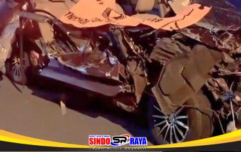 Honda Civic Ringsek Usai Hantam Truk Boks Fuso di Jalan Raya Juanda Sidoarjo, Pengemudi Tewas