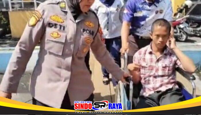 Sigapnya Polwan Polresta Sidoarjo Bantu Disabilitas di Terminal Purabaya saat Arus Balik