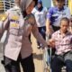 Sigapnya Polwan Polresta Sidoarjo Bantu Disabilitas di Terminal Purabaya saat Arus Balik