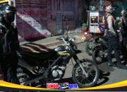 Personel Satsamapta Polres Pelabuhan Tanjung Perak melakukan Patroli Perintis Presisi menggunakan motor dinas untuk mencegah balap liar dan gangster di wilayah rawan.