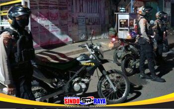 Personel Satsamapta Polres Pelabuhan Tanjung Perak melakukan Patroli Perintis Presisi menggunakan motor dinas untuk mencegah balap liar dan gangster di wilayah rawan.