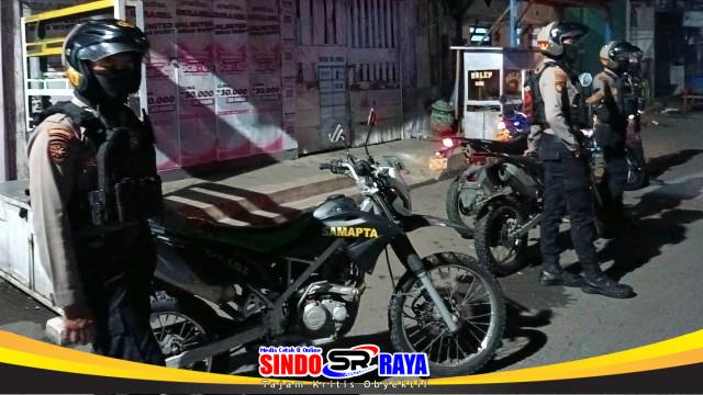 Personel Satsamapta Polres Pelabuhan Tanjung Perak melakukan Patroli Perintis Presisi menggunakan motor dinas untuk mencegah balap liar dan gangster di wilayah rawan.