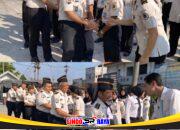 Pegawai Rutan Kelas I Surabaya berjabat tangan saat halal bihalal Idulfitri 1447 H setelah apel pagi di halaman Rutan Surabaya