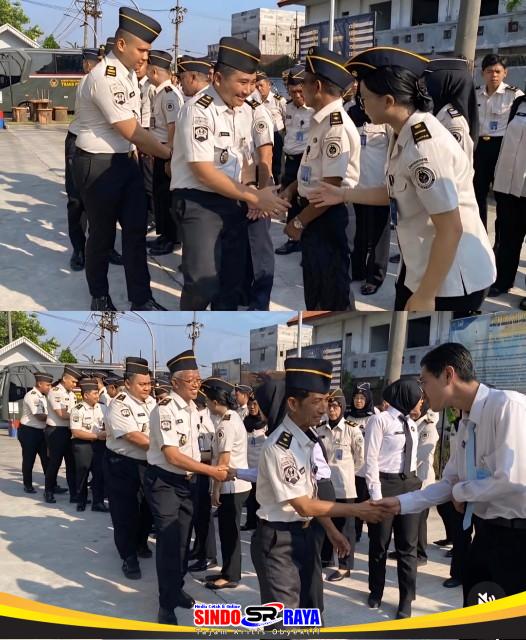 Pegawai Rutan Kelas I Surabaya berjabat tangan saat halal bihalal Idulfitri 1447 H setelah apel pagi di halaman Rutan Surabaya