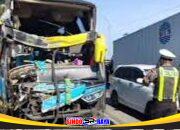 Bus mengalami kerusakan parah usai kecelakaan dengan truk di jalur Pantura Desa Klatakan, Kendit, Situbondo, Selasa dini hari.