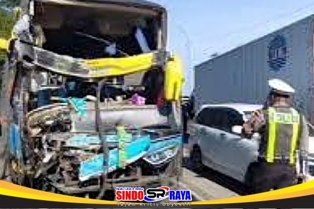 Bus mengalami kerusakan parah usai kecelakaan dengan truk di jalur Pantura Desa Klatakan, Kendit, Situbondo, Selasa dini hari.