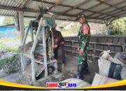 Eratkan Hubungan Dengan Warga Babinsa Malek Koramil 08/Paloh Komsos Bersama Pembuat Batako