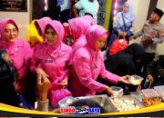 Bhayangkari dan Polsek Pakal membagikan makanan Dapur Berkah Ramadan jelang Operasi Ketupat 2026